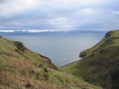 Isle of Skye, gegenueber die Berge der Highlands